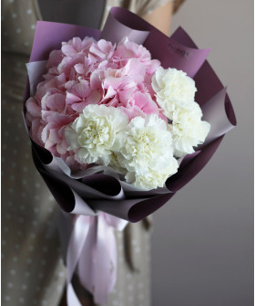Розовая гортензия и белые диантусы в букете "Рейни" №3267