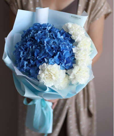 Синяя гортензия и белые диантусы в букете "Волна" №8742