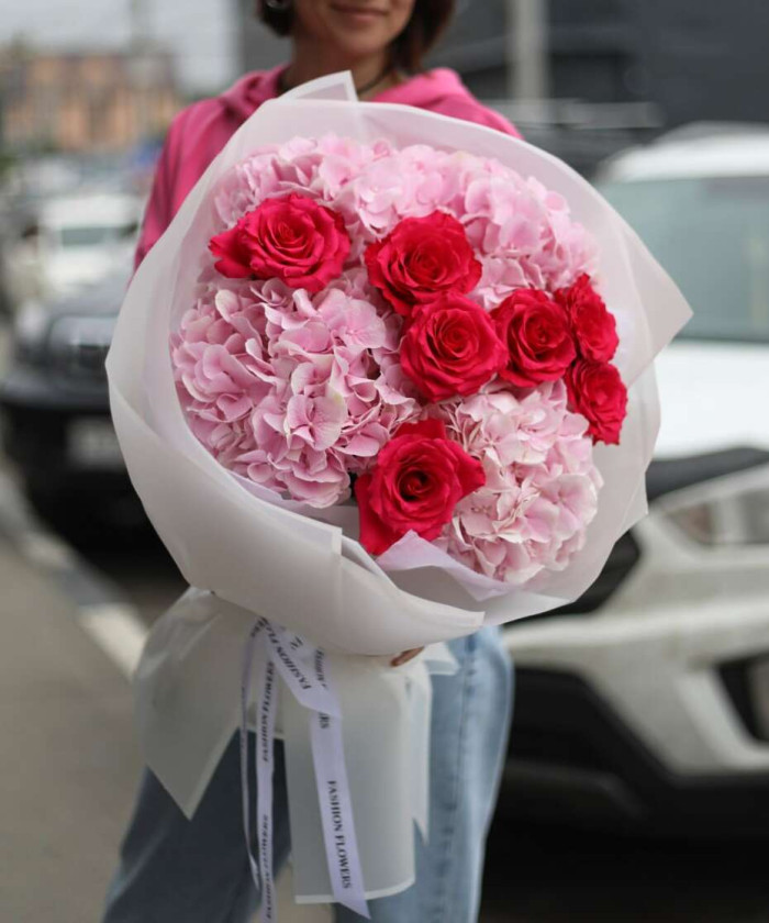 Малиновые розы и розовые гортензии в букете 