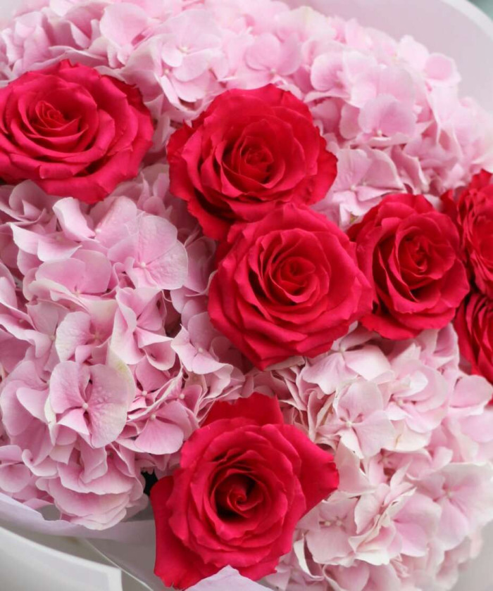 Малиновые розы и розовые гортензии в букете 