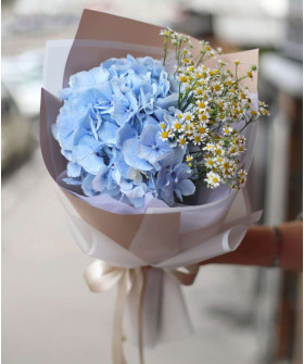 Голубая гортензия и ромашки в букете "Флори" №8575