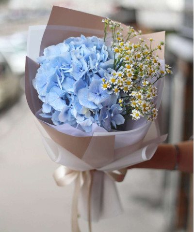 Голубая гортензия и ромашки в букете "Флори" №8575