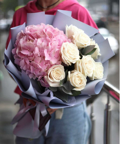 Розовая гортензия и белые розы в букете "Мелоди пинк" №7693