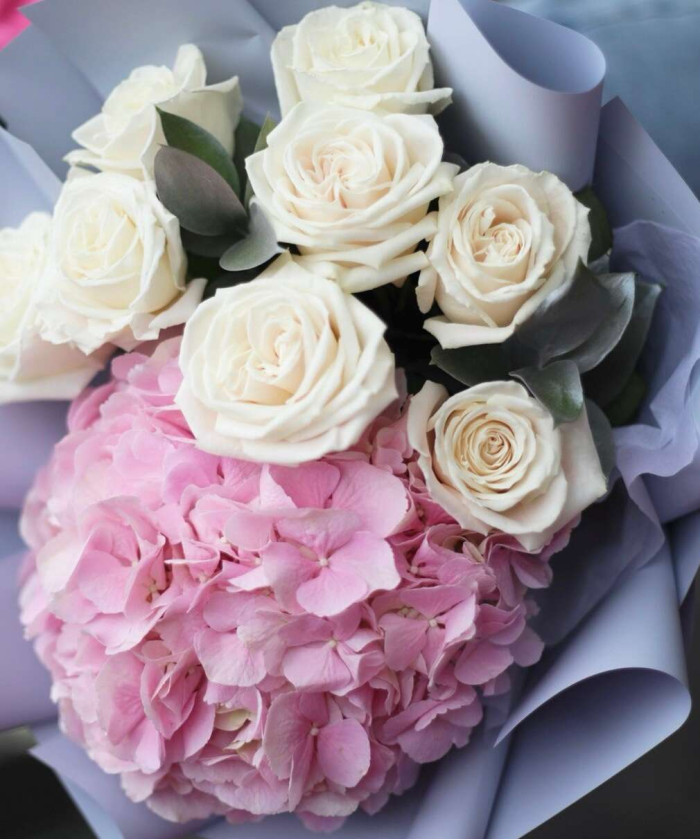Розовая гортензия и белые розы в букете 