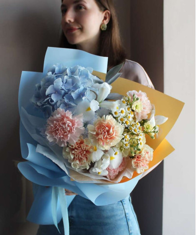 Голубая гортензия Верена в авторском букете "Байкальский ветер" №7588