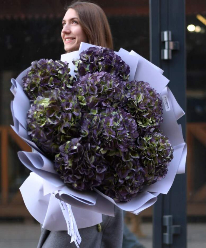 9 фиолетово-зелёных гортензий в букете 