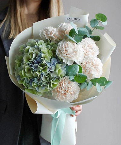 "Тайна облаков" букет с гортензией и кремовыми диантусами №3663