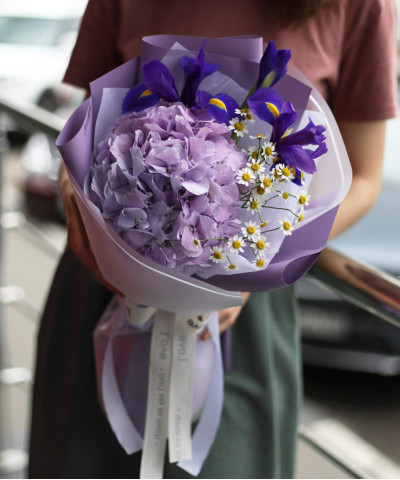 Гортензия и ирисы в букете "Милки-вей" №4577