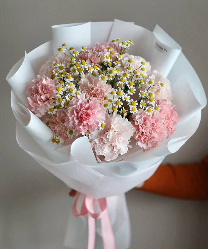 11 диантусов и ромашки в букете 