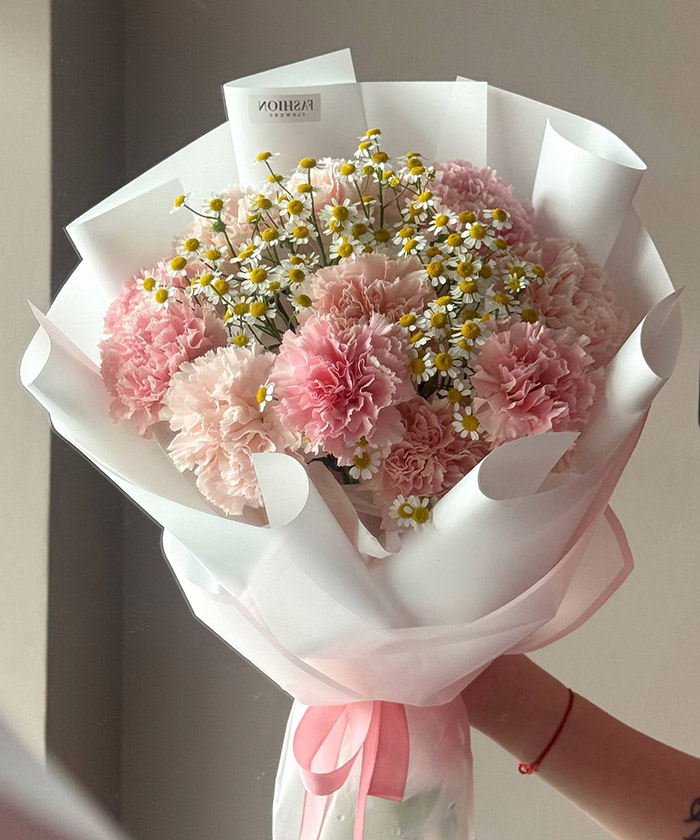 11 диантусов и ромашки в букете 