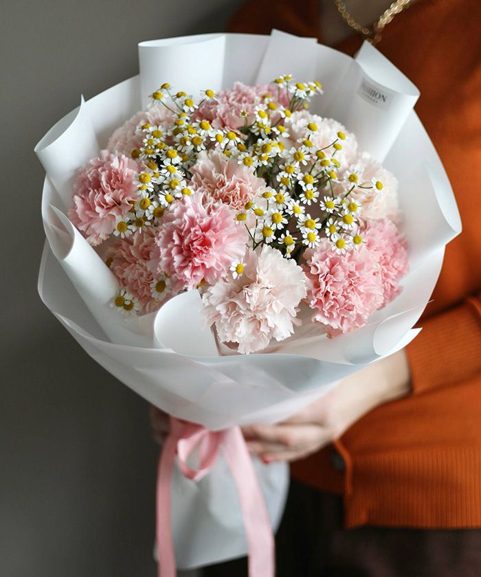 11 диантусов и ромашки в букете 