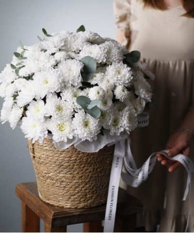 "Пломбир" корзина с белыми хризантемами Алтай и Коконат №2469