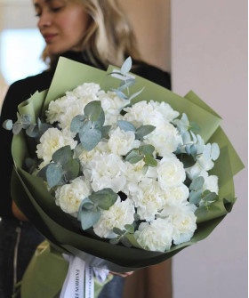 25 белых диантусов и эвкалипт в букете "Моя вселенная" №9477