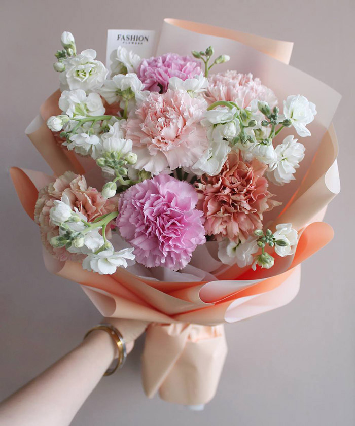 7 диантусов и маттиола в букете 