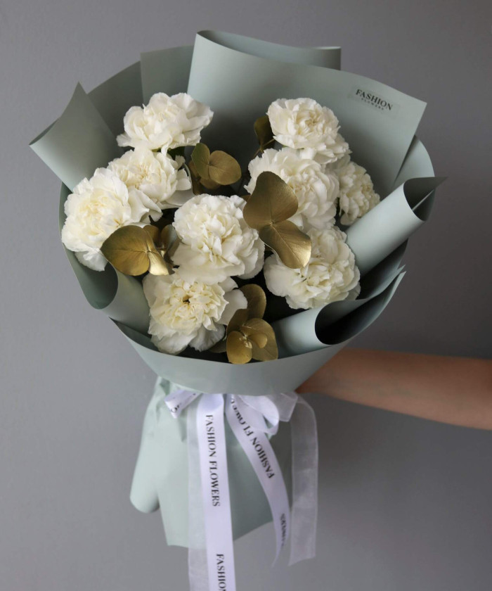 9 белых диантусов с эвкалиптом в букете 