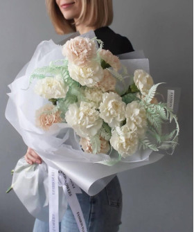15 белых и кремовых диантусов в букете "Лазурь" №7894