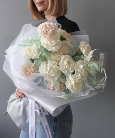 15 белых и кремовых диантусов в букете "Лазурь" №7894