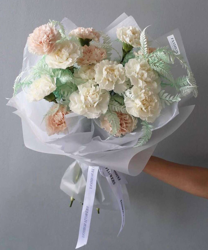 15 белых и кремовых диантусов в букете 