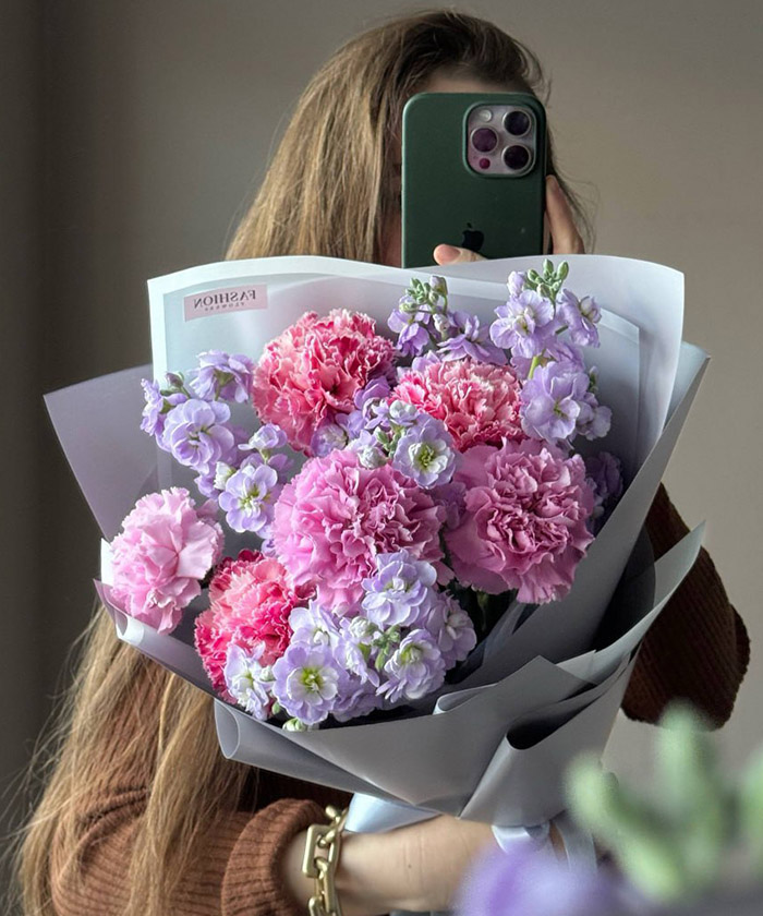 Маттиола и диантусы в букете 