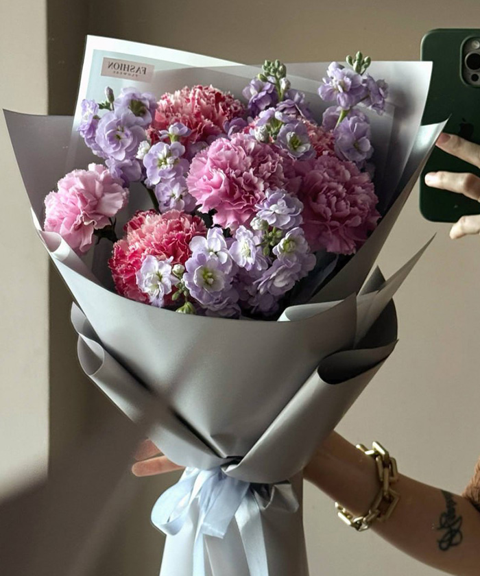 Маттиола и диантусы в букете 