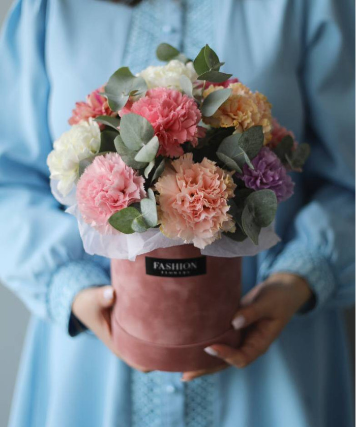 Диантусы пастель микс с эвкалиптом в шляпной коробке №4150