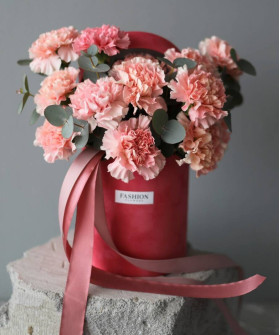 Диантусы и эвкалипт в бархатной шляпной коробке "Чувства" №9258