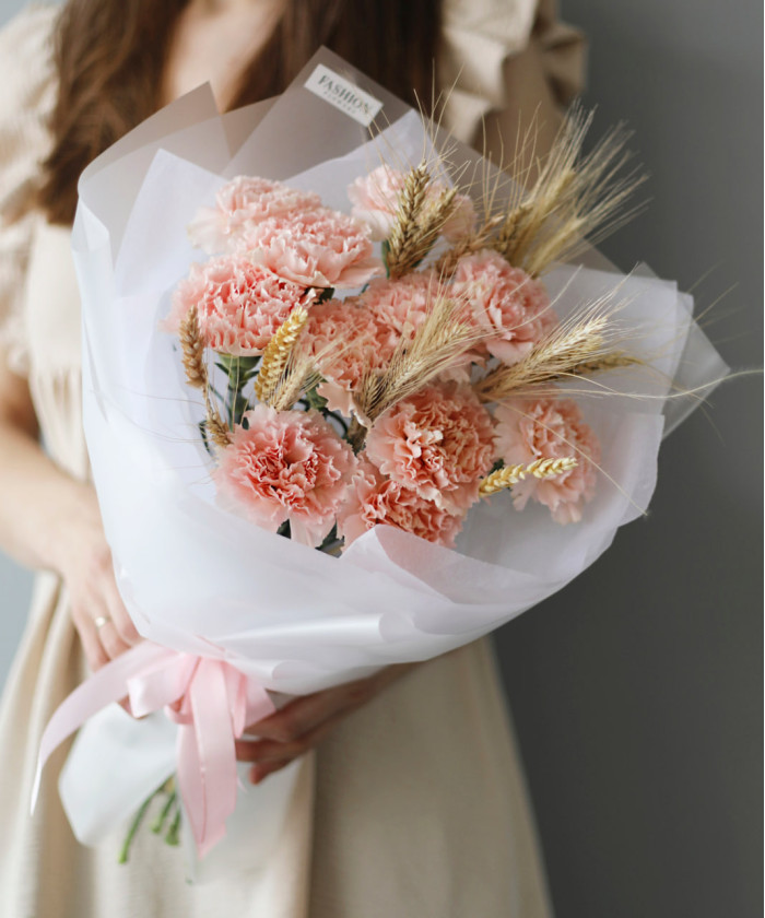 11 персиковых диантусов в букете 