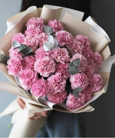 31 розовый диантус Клиавотер с эвкалиптом в букете "Лотус" №3786