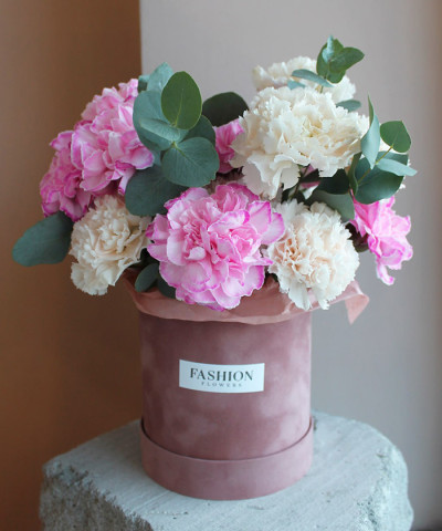 Кремово-розовые диантусы и эвкалипт в шляпной коробке "Розовый бархат" №5783