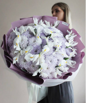 Белые ирисы и акварельная хризантема в букете "Батерфляй" №9444