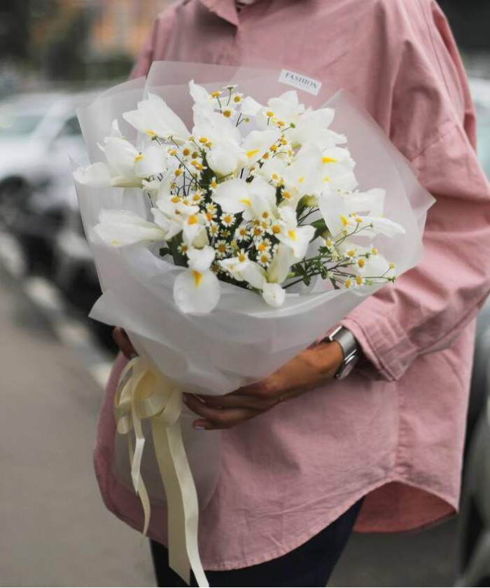 Белые ирисы и ромашки в букете 