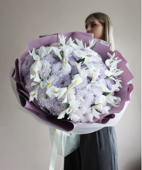 Белые ирисы и акварельная хризантема в букете "Батерфляй" №9444