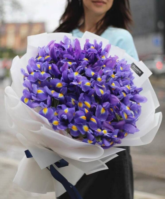 51 фиолетовый ирис в букете 