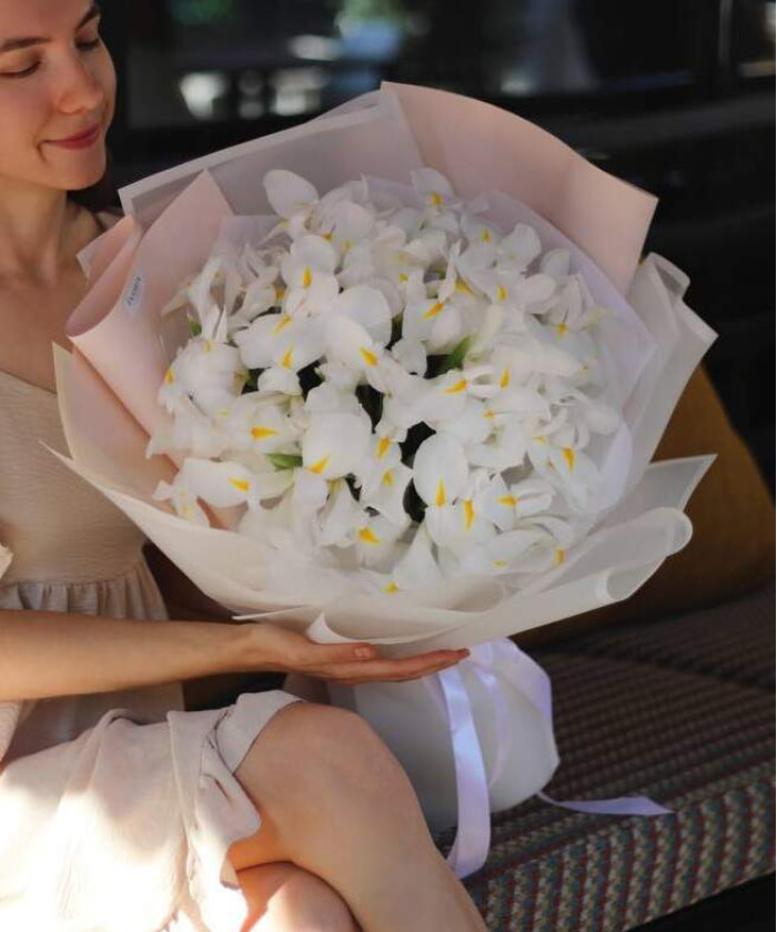 25 белых ирисов в букете 