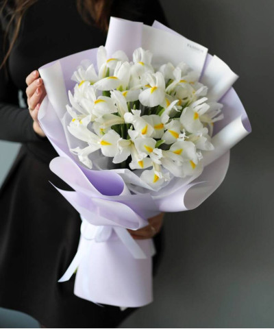 15 белых ирисов в букете "Аляска" №8710