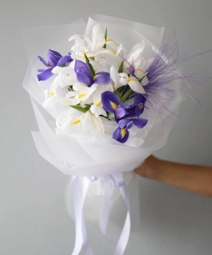 13 ирисов в букете 