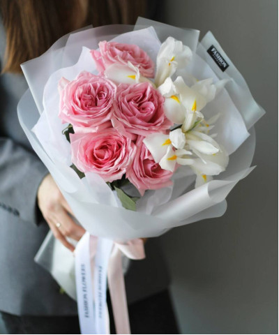 Розовые розы и белые ирисы в букете "Эсперанс" №8564