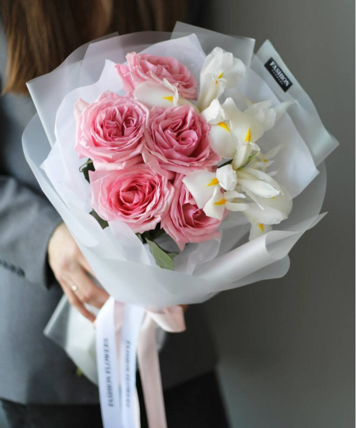 Розовые розы и белые ирисы в букете 