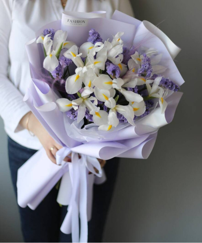 Белые ирисы и статица в букете 