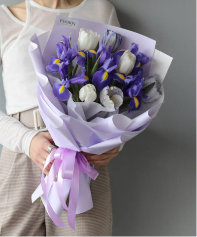 Ирисы и тюльпаны в букете "Виола" №8345