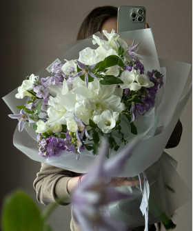 "Лиловые сны" авторский букет с клематисом и маттиолой №8768
