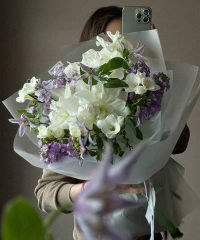 "Лиловые сны" авторский букет с клематисом и маттиолой №8768