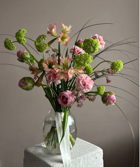 Комбо-набор: Авторский букет с нестандартным, премиальным сезонным составом в вазе №4529