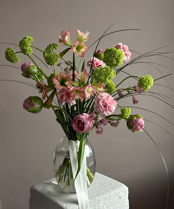 Комбо-набор: Авторский букет с нестандартным, премиальным сезонным составом в вазе №4529