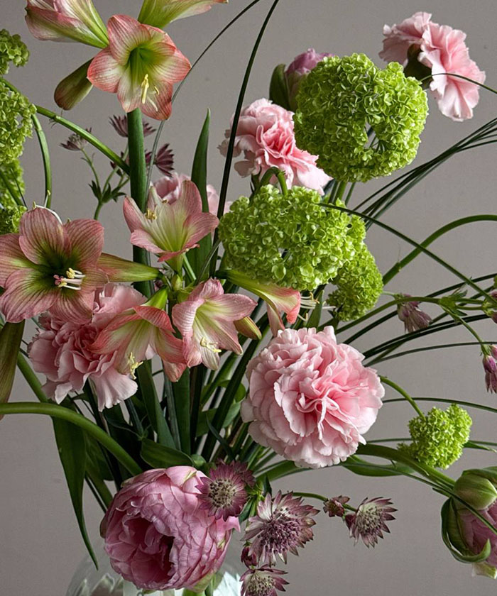 Комбо-набор: Авторский букет с нестандартным, премиальным сезонным составом в вазе №4529