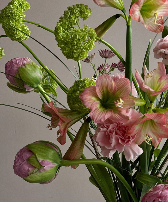 Комбо-набор: Авторский букет с нестандартным, премиальным сезонным составом в вазе №4529