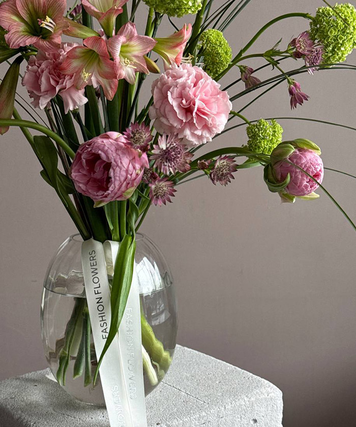 Комбо-набор: Авторский букет с нестандартным, премиальным сезонным составом в вазе №4529