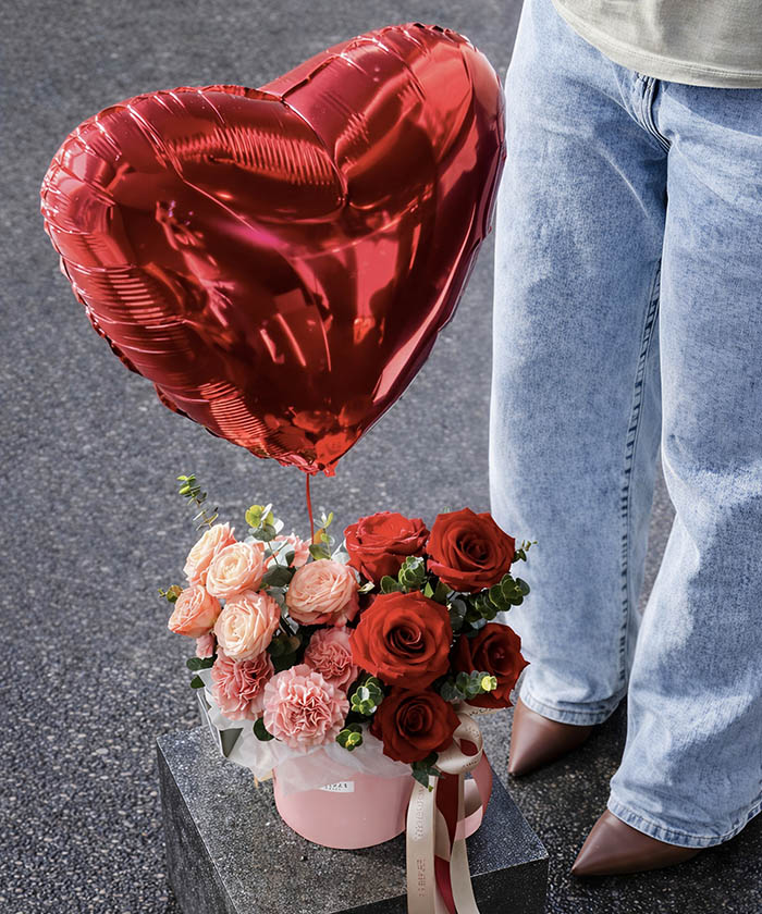Комбо набор: цветочный бокс в красно-розовых оттенках и шар сердце №6732