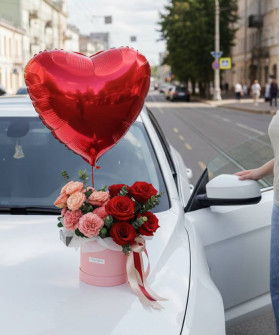 Комбо набор: цветочный бокс в красно-розовых оттенках и шар сердце №6732