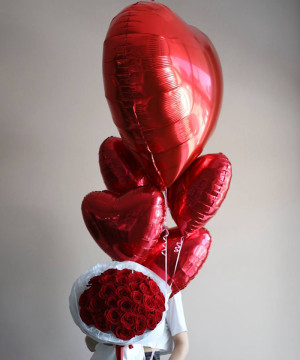 Комбо-набор из красных роз и больших шаров-сердец №9898